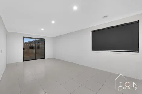 Property photo of 18 Limandus Crescent Cranbourne South VIC 3977