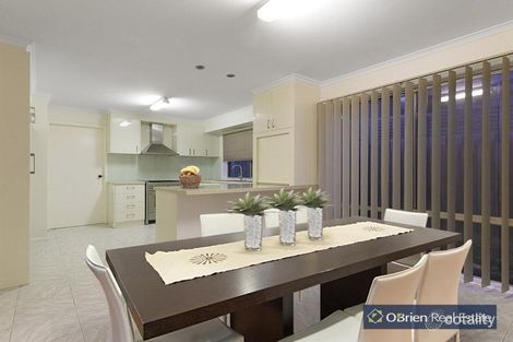 Property photo of 8 Cumberland Way Endeavour Hills VIC 3802