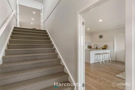 Property photo of 6 Victoria Place Pakenham VIC 3810