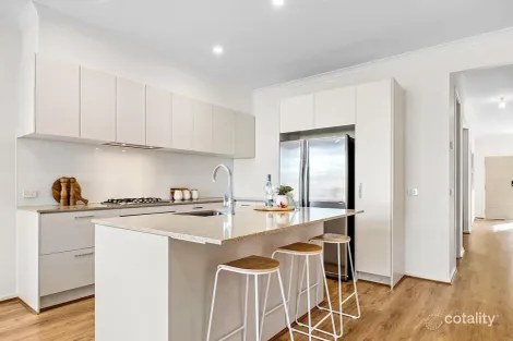 Property photo of 13 Lavit Lane Pakenham VIC 3810