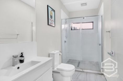 Property photo of 2 Divan Place Craigieburn VIC 3064