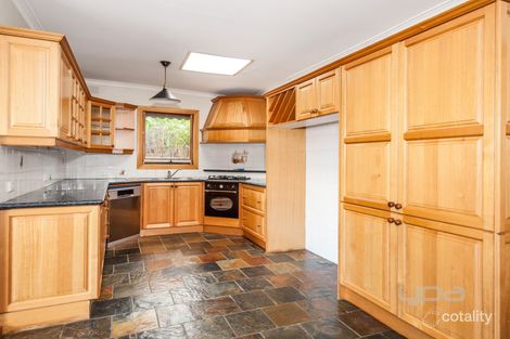 Property photo of 8 Bentley Crescent Hoppers Crossing VIC 3029