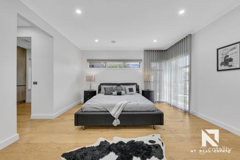 Property photo of 9 McLaren Chase Caroline Springs VIC 3023