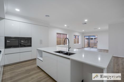 Property photo of 5 Sandon Crescent Donnybrook VIC 3064