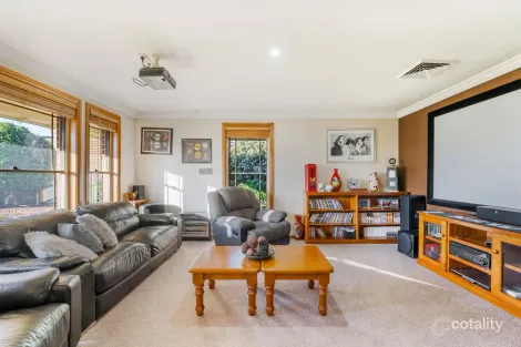 Property photo of 5 Dolphin Close Green Valley NSW 2168