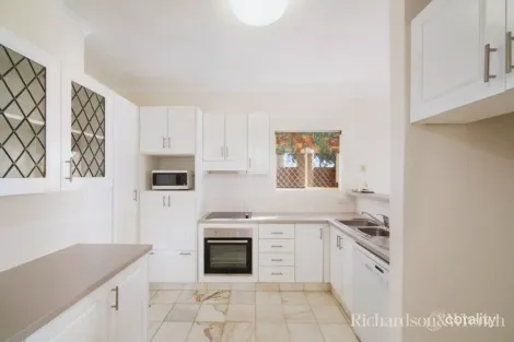 2/9 Kurrawa Ave, Point Clare, NSW 2250