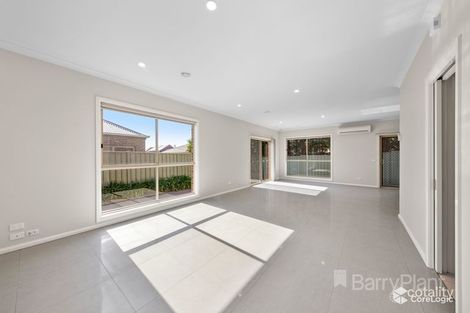Property photo of 21 Kunuka Circuit Caroline Springs VIC 3023