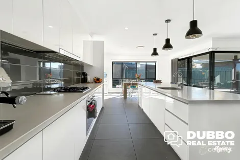 Property photo of 11 Waterfall Crescent Dubbo NSW 2830