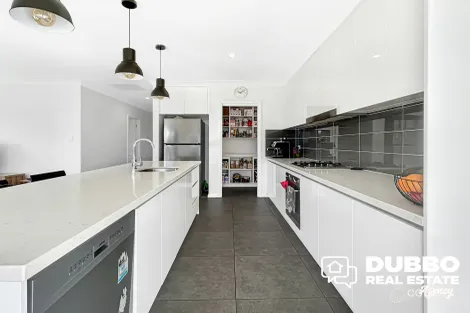 Property photo of 11 Waterfall Crescent Dubbo NSW 2830