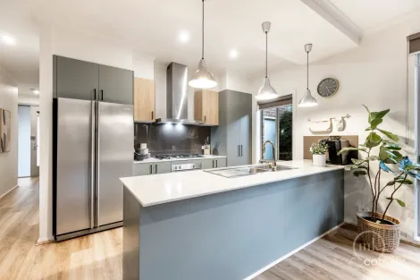 Property photo of 16 Bower Way Doreen VIC 3754