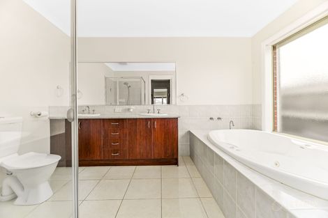 Property photo of 10 Sapphire Mews Skye VIC 3977
