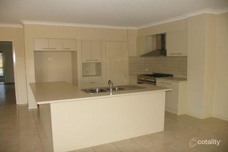 Property photo of 2 Lia Amie Place Berwick VIC 3806