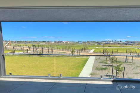 Property photo of 5 Mahara Walk Cranbourne West VIC 3977