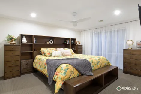 Property photo of 34 Kensington Square Drouin VIC 3818