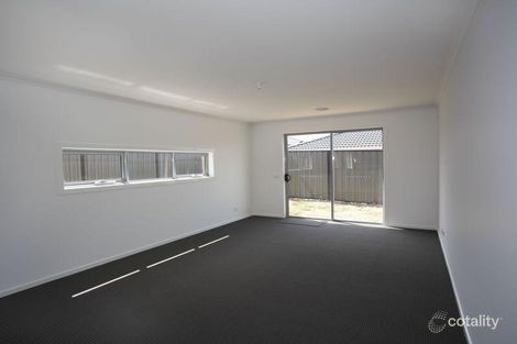 Property photo of 35 Sienna Way Pakenham VIC 3810