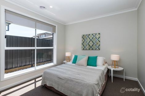 Property photo of 32 Dawnview Crescent Roxburgh Park VIC 3064