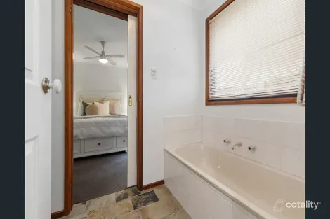 Property photo of 4 Rowellyn Avenue Carrum Downs VIC 3201