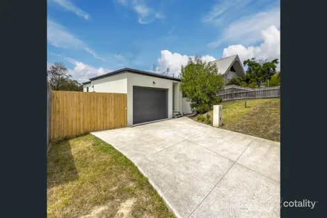 4 OMARU CT, CHURCHILL, VIC 3842
