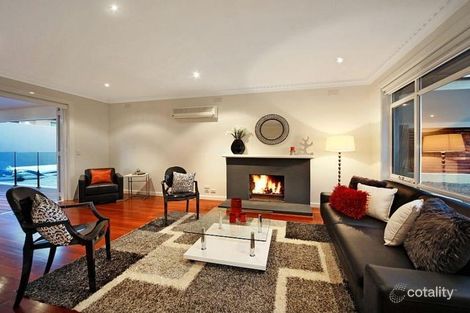 Property photo of 18 Greenview Court Bentleigh East VIC 3165