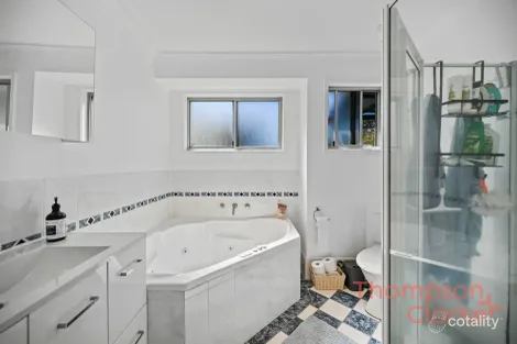 Property photo of 19 Griffin Close Thornton NSW 2322