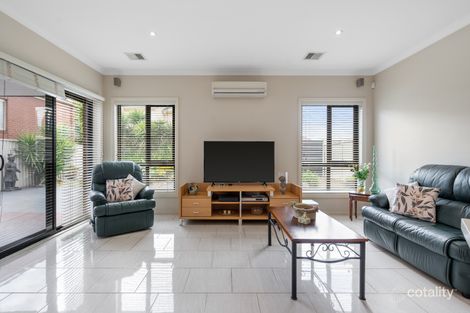 Property photo of 2 Barlow Close Caroline Springs VIC 3023