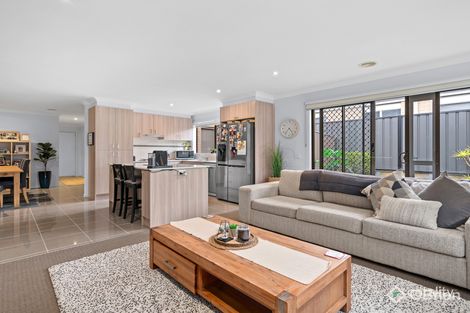 Property photo of 8 Macleod Circuit Pakenham VIC 3810
