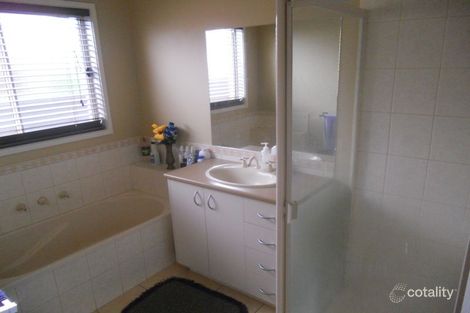 Property photo of 8 Strutt Place Caroline Springs VIC 3023