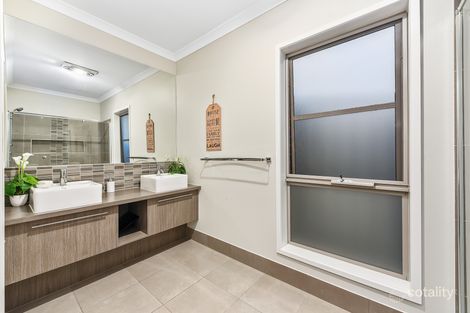 Property photo of 2 Clarence Place Cranbourne East VIC 3977