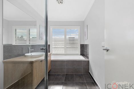 Property photo of 24 Werribee Crescent Wollert VIC 3750