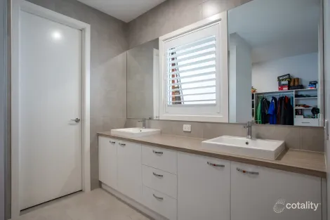 Property photo of 12 Cade Court Jindera NSW 2642