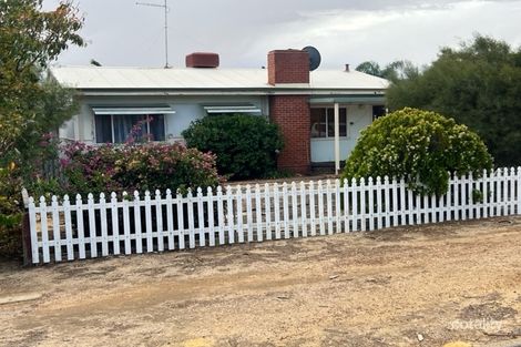 8 Bower St, Merredin, WA 6415