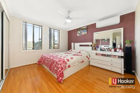 Property photo of 1/27 Rogan Crescent Prairiewood NSW 2176