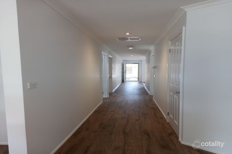 Property photo of 32 Kinglake Crescent Craigieburn VIC 3064