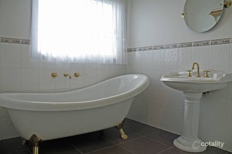 Property photo of 15 Orlando Grove Avalon VIC 3212
