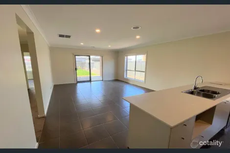 Property photo of 31 Henderson Drive Tarneit VIC 3029