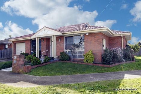 15 Woolnough Dr, Mill Park, VIC 3082