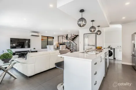 Property photo of 6 Litchfield Circle Wandi WA 6167