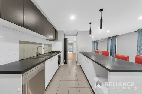 Property photo of 30 Brockwell Crescent Manor Lakes VIC 3024