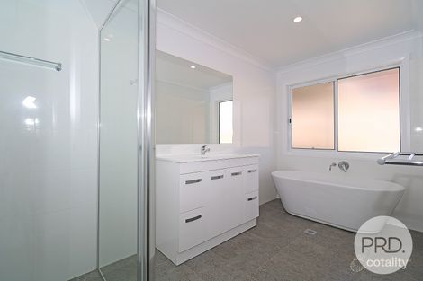 Property photo of 6 Fenner Drive Lloyd NSW 2650