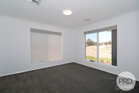 Property photo of 6 Fenner Drive Lloyd NSW 2650