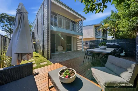 Property photo of 2/39 Gordon Street Labrador QLD 4215