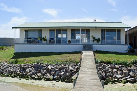 35 Goolwa Channel Dr, Hindmarsh Island, SA 5214