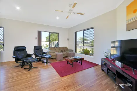Property photo of 1 Seaway Parade Toogoom QLD 4655