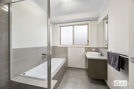 Property photo of 28 Grieve Way Wodonga VIC 3690