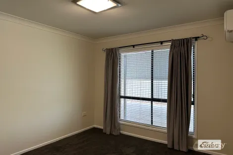 Property photo of 28 Mayfair Drive Emerald QLD 4720