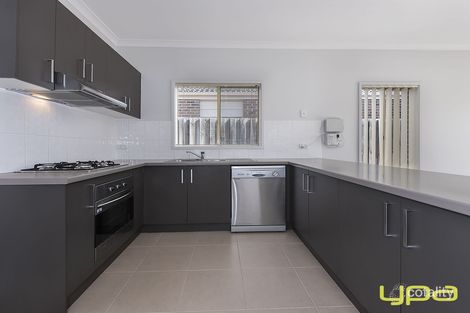 Property photo of 9/17 Crestmont Drive Melton South VIC 3338