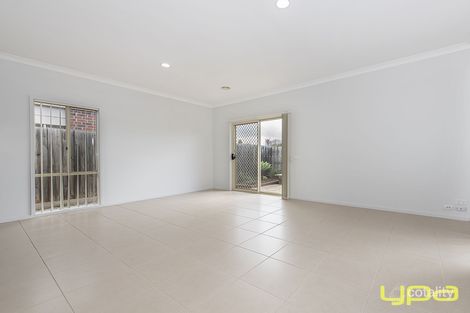 Property photo of 9/17 Crestmont Drive Melton South VIC 3338