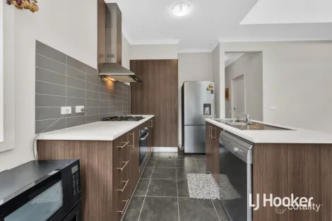 Property photo of 15 Alphie Way Doreen VIC 3754