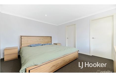 Property photo of 5 Macleod Circuit Pakenham VIC 3810