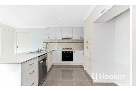Property photo of 5 Macleod Circuit Pakenham VIC 3810
